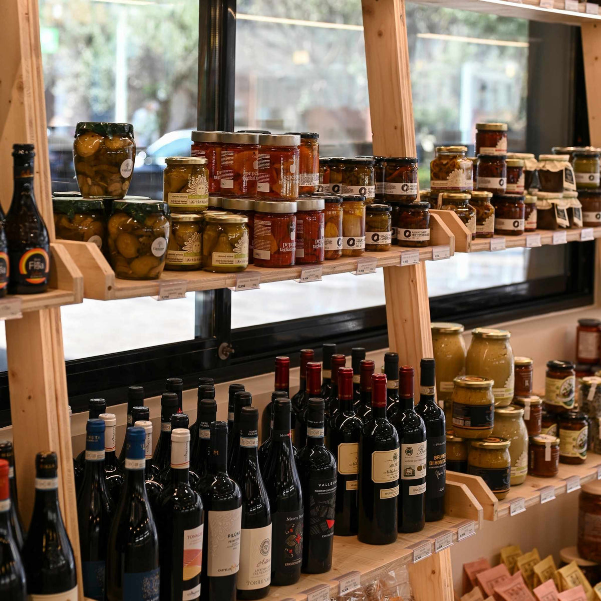 Etalage épicerie mani lavandou - produits italiens